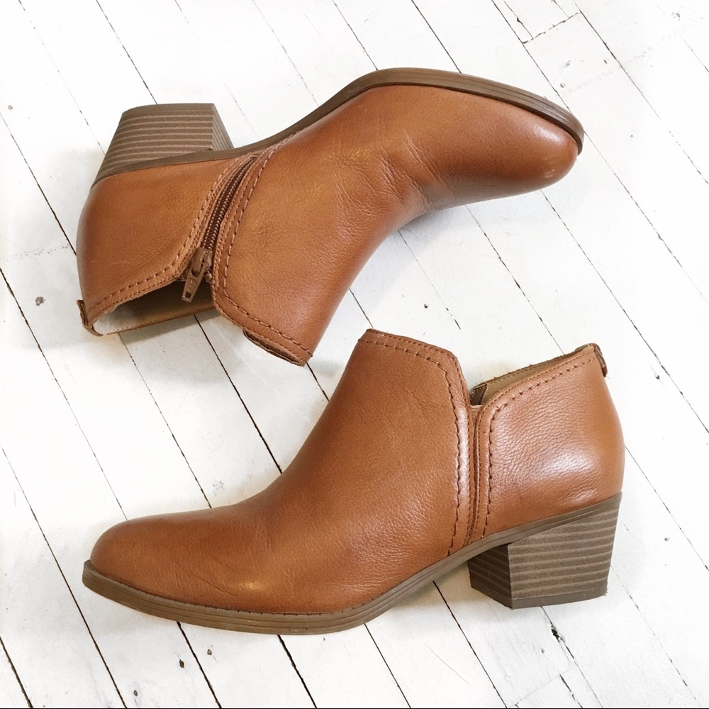 NATURALIZER tan brown leather ankle boots.